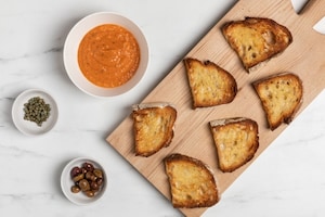 Preparazione Bruschette con crema di melanzane, peperoni, olive e capperi - Fase 2