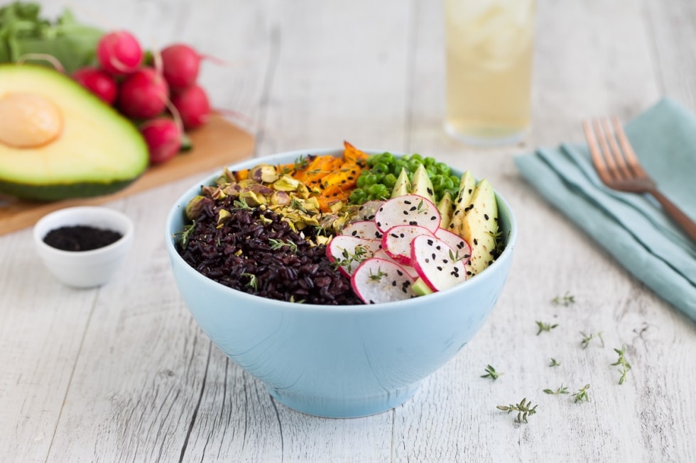 Buddha bowl di riso nero, avocado e carote arrostite ricetta