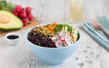 Buddha bowl di riso nero, avocado e carote arrostite