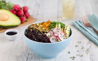Buddha bowl di riso nero, avocado e carote arrostite Buddha bowl di riso nero, avocado e carote arrostite
