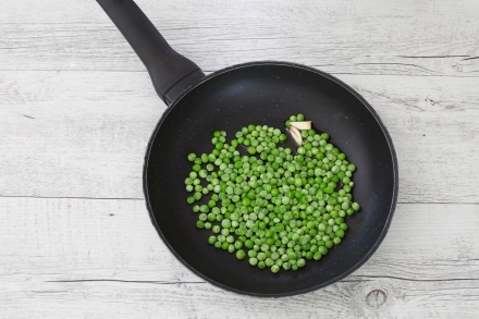 Preparazione Buddha bowl di riso nero, avocado e carote arrostite - Fase 1 Preparazione Buddha bowl di riso nero, avocado e carote arrostite - Fase 1