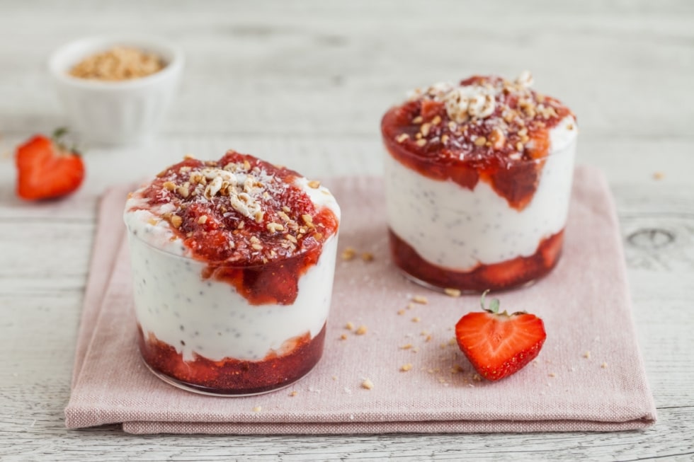 Chia pudding alle fragole e latte di cocco  ricetta