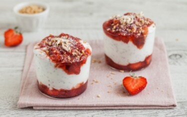 Chia pudding alle fragole e latte di cocco 