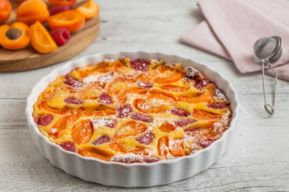 Clafoutis di albicocche e lamponi  ricetta