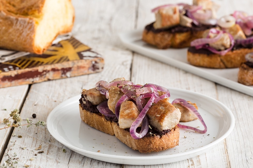 Crostoni con tonno, cipolle e paté d'olive ricetta