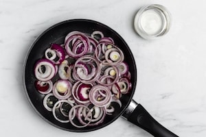 Preparazione Crostoni con tonno, cipolle e paté d'olive - Fase 1
