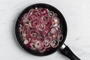 Preparazione Crostoni con tonno, cipolle e paté d'olive - Fase 1