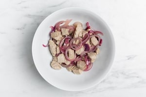 Preparazione Crostoni con tonno, cipolle e paté d'olive - Fase 3