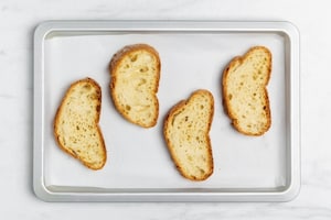 Preparazione Crostoni con tonno, cipolle e paté d'olive - Fase 2