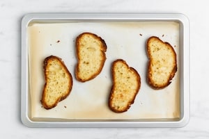 Preparazione Crostoni con tonno, cipolle e paté d'olive - Fase 2