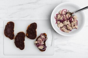 Preparazione Crostoni con tonno, cipolle e paté d'olive - Fase 4