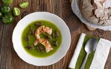 Estratto di pomodori verdi con gamberi e pane nero croccante