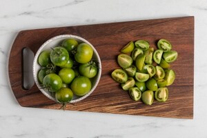 Preparazione Estratto di pomodori verdi con gamberi e pane nero croccante - Fase 1