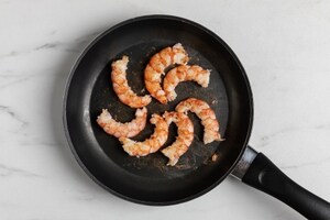 Preparazione Estratto di pomodori verdi con gamberi e pane nero croccante - Fase 2