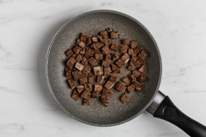 Preparazione Estratto di pomodori verdi con gamberi e pane nero croccante - Fase 3