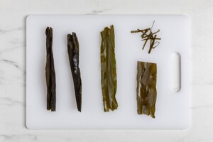 Preparazione Estratto di pomodori verdi con gamberi e pane nero croccante - Fase 3