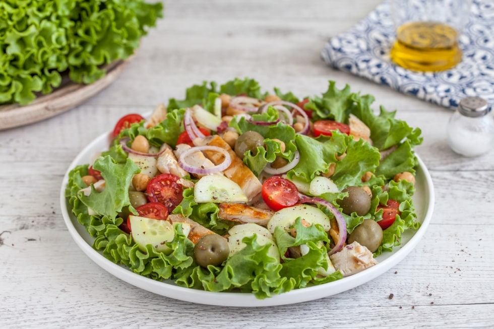 Insalata gustosa con pollo alla piastra ricetta