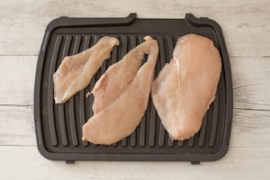 Preparazione Insalata gustosa con pollo alla piastra - Fase 1