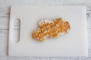 Preparazione Insalata gustosa con pollo alla piastra - Fase 1