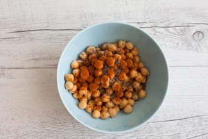 Preparazione Insalata gustosa con pollo alla piastra - Fase 2