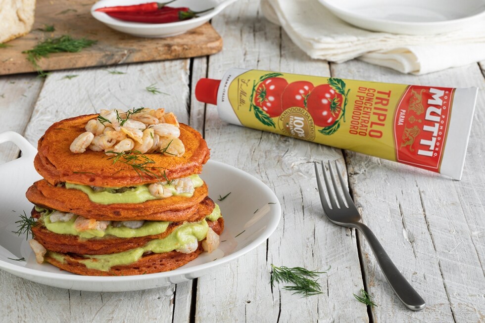 Pancake salati al pomodoro, avocado e gamberetti ricetta