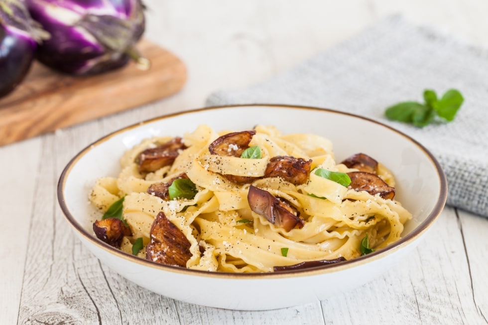 Pasta con le melanzane in bianco ricetta