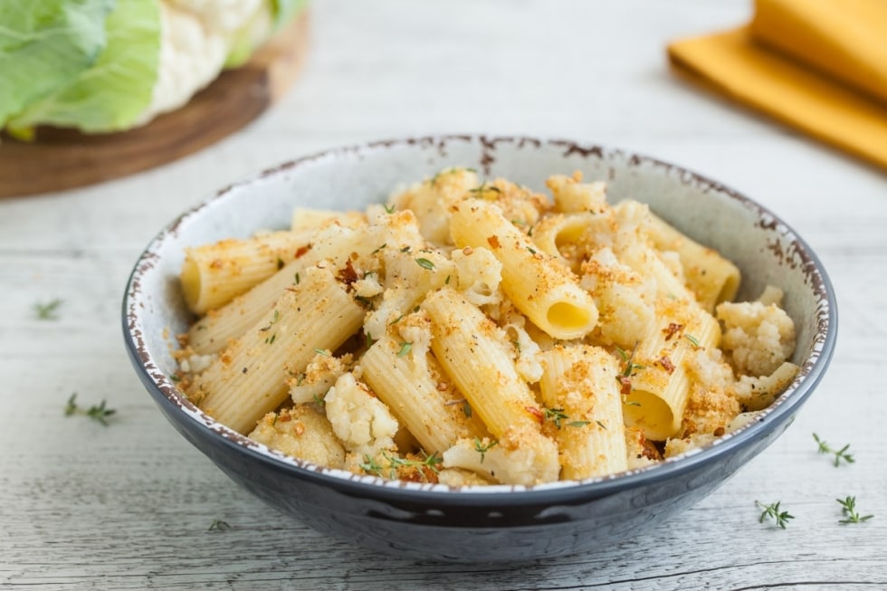 Rigatoni con cavolfiore e acciughe  ricetta