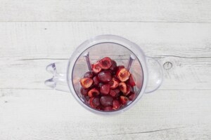 Preparazione Smoothie bowl alle ciliegie e cocco  - Fase 1