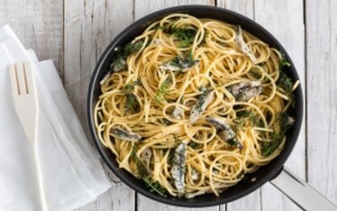 Spaghettoni con alici, capperi e finocchietto