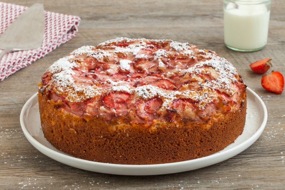 Torta sette vasetti allo yogurt con fragole  ricetta