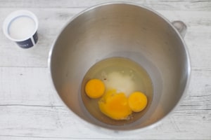 Preparazione Torta sette vasetti allo yogurt con fragole  - Fase 1