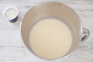 Preparazione Torta sette vasetti allo yogurt con fragole  - Fase 1