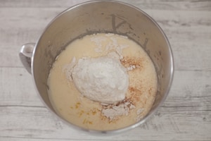 Preparazione Torta sette vasetti allo yogurt con fragole  - Fase 3