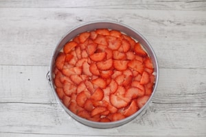 Preparazione Torta sette vasetti allo yogurt con fragole  - Fase 3