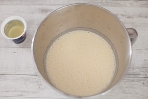 Preparazione Torta sette vasetti allo yogurt con fragole  - Fase 2