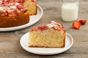 Preparazione Torta sette vasetti allo yogurt con fragole  - Fase 4