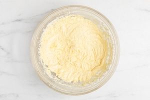 Preparazione Torta soffice alle pesche e cioccolato - Fase 1