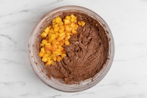 Preparazione Torta soffice alle pesche e cioccolato - Fase 2