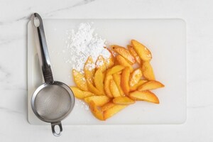 Preparazione Torta soffice alle pesche e cioccolato - Fase 2