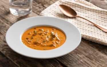 Zuppa fredda di peperoni, salsa d'acciughe e aceto di miele