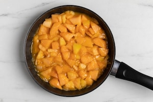 Preparazione Zuppa fredda di melone, crema di burrata e noci di macadamia - Fase 1