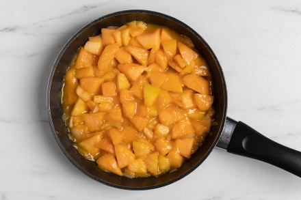 Preparazione Zuppa fredda di melone, crema di burrata e noci di macadamia - Fase 1 Preparazione Zuppa fredda di melone, crema di burrata e noci di macadamia - Fase 1