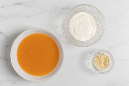 Preparazione Zuppa fredda di melone, crema di burrata e noci di macadamia - Fase 3 Preparazione Zuppa fredda di melone, crema di burrata e noci di macadamia - Fase 3