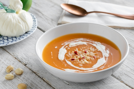 Preparazione Zuppa fredda di melone, crema di burrata e noci di macadamia - Fase 3 Preparazione Zuppa fredda di melone, crema di burrata e noci di macadamia - Fase 3