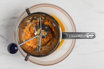 Preparazione Zuppa fredda di melone, crema di burrata e noci di macadamia - Fase 2 Preparazione Zuppa fredda di melone, crema di burrata e noci di macadamia - Fase 2