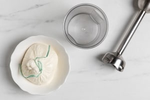 Preparazione Zuppa fredda di melone, crema di burrata e noci di macadamia - Fase 2