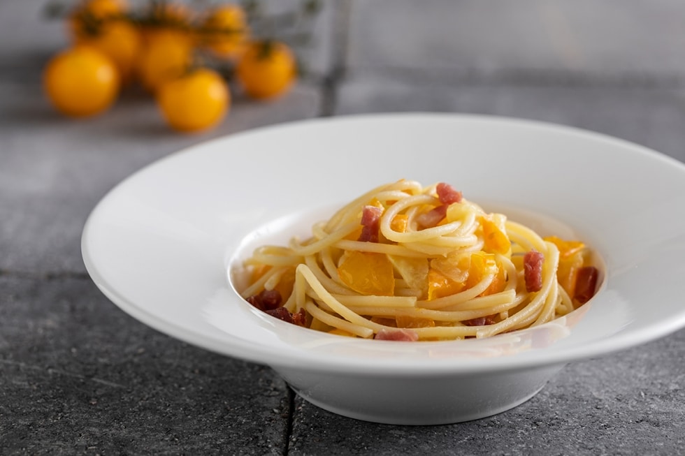 Linguine con pomodori gialli e prosciutto crudo ricetta