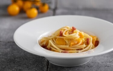 Linguine con pomodori gialli e prosciutto crudo