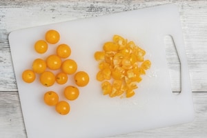 Preparazione Linguine con pomodori gialli e prosciutto crudo - Fase 1