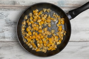 Preparazione Linguine con pomodori gialli e prosciutto crudo - Fase 1